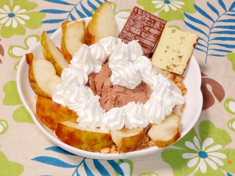 【簡単でヘルシー】洋梨とチョコアイスのパフェ